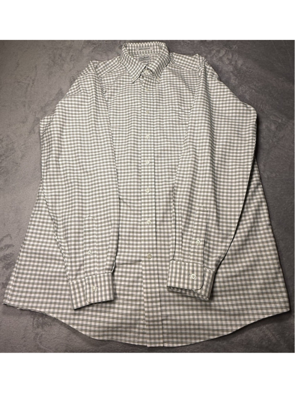 L.L. Bean Men’s Green and white Plaid Button Up Long Sleeve 17-37